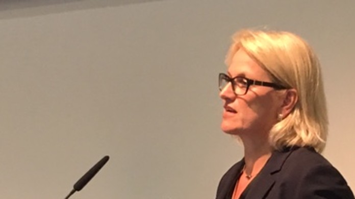 Abteilungsleiterin Christine Heimburger am Rednerpult