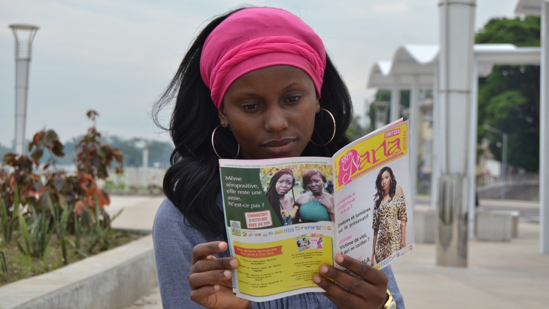 Eine junge kongolesische Frau liest die Zeitschrift "100 % Nana".