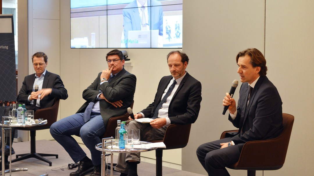 Stefan Müller von Enerparc, SPD-Abgeordneter Stefan Rebmann, Jürgen Sattler vom BMZ und Roland Siller (von links nach rechts) diskutierten vor 80 Teilnehmern über den OECD-Bericht Asien.