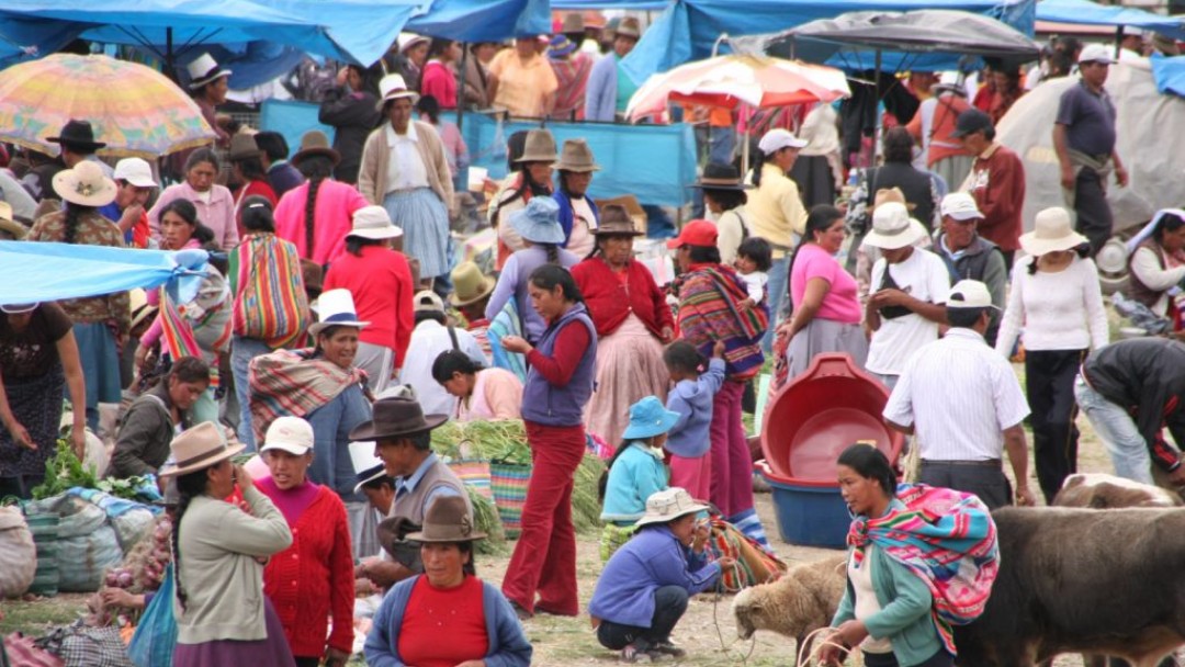 Ein bunter Markt in Peru