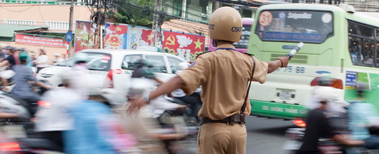 Polizist regelt den Verkehr in Vietnam
