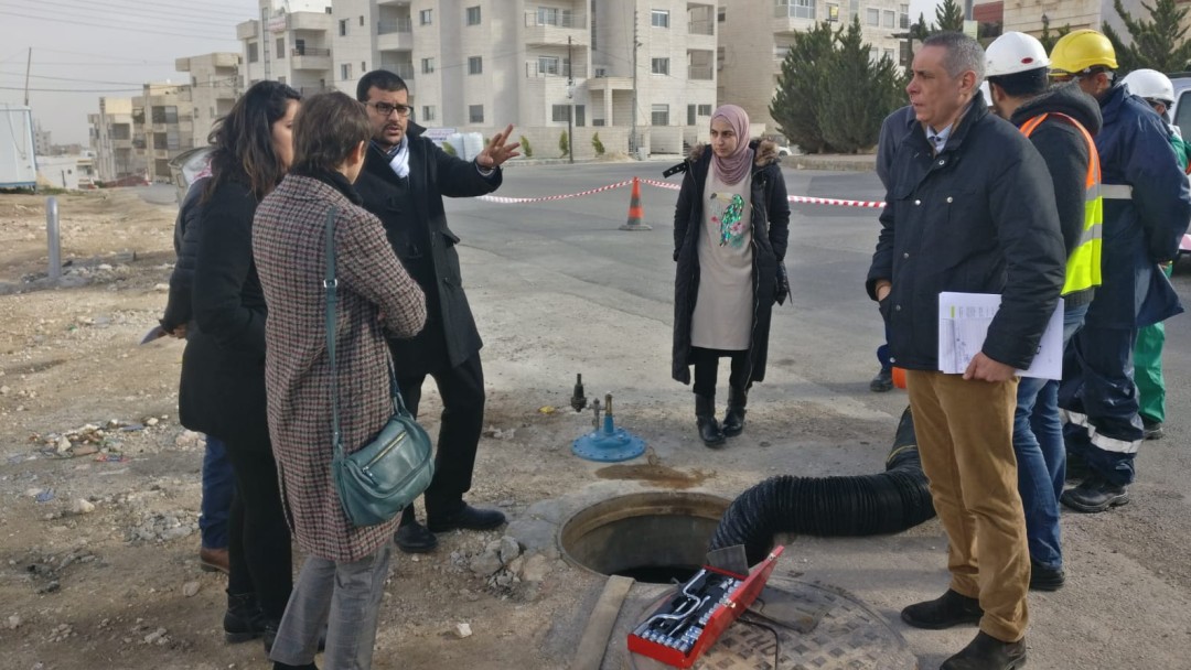 Corinne de Peretti (AFD) collects information about maintenance work on the water and wastewater infrastructure in Amman.