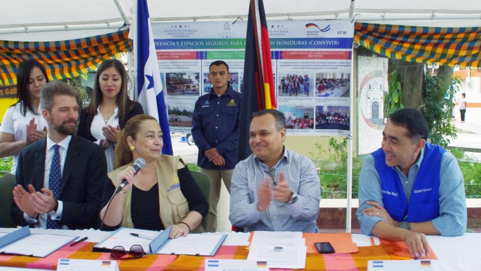 Vertragsunterzeichnung mit der honduranischen Finanzministerin und dem KfW-Bueroleiter