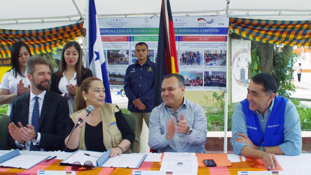 Vertragsunterzeichnung mit der honduranischen Finanzministerin und dem KfW-Bueroleiter 