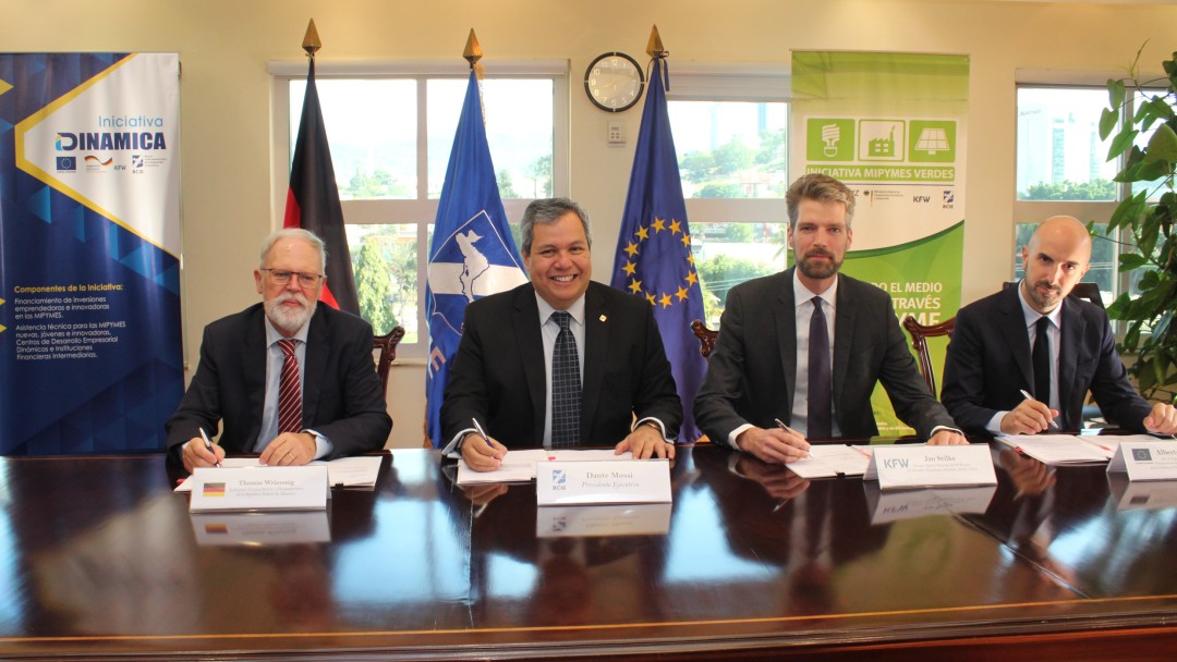 Vertragsunterzeichnung, am Tisch v.l.n.r.: Botschafter Thomas Wriessnig, Dr. Dante Mossi – Exekutivpräsident des BCIE, Jan Stilke – Leiter Regionalbüro Zentralamerika, Alberto Menghini – Leiter Regionale Zusammenarbeit Zentralamerika, EU Delegation Nicaragua 