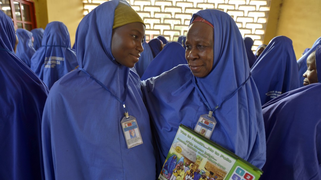 Zwei nigerianische UNICEF-Helferinnen unterhalten sich.