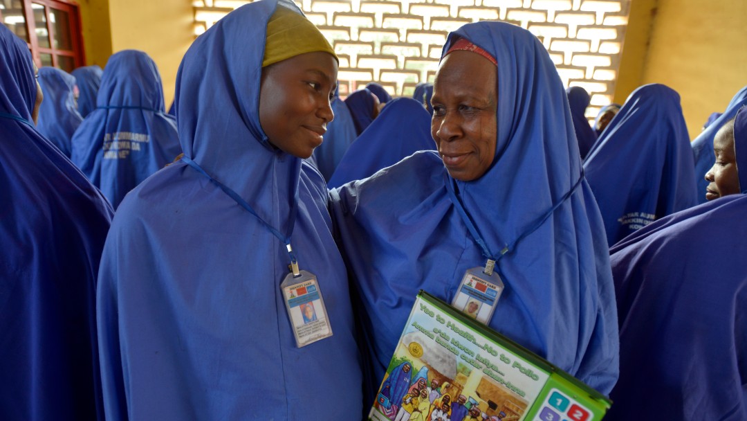 Zwei nigerianische UNICEF-Helferinnen unterhalten sich.