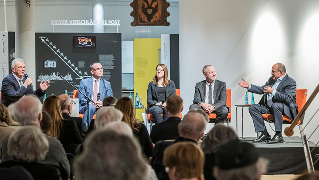 Podiumsdiskussion bei der Eröffnung mit KfW-Teamleiter Klaus Gihr.