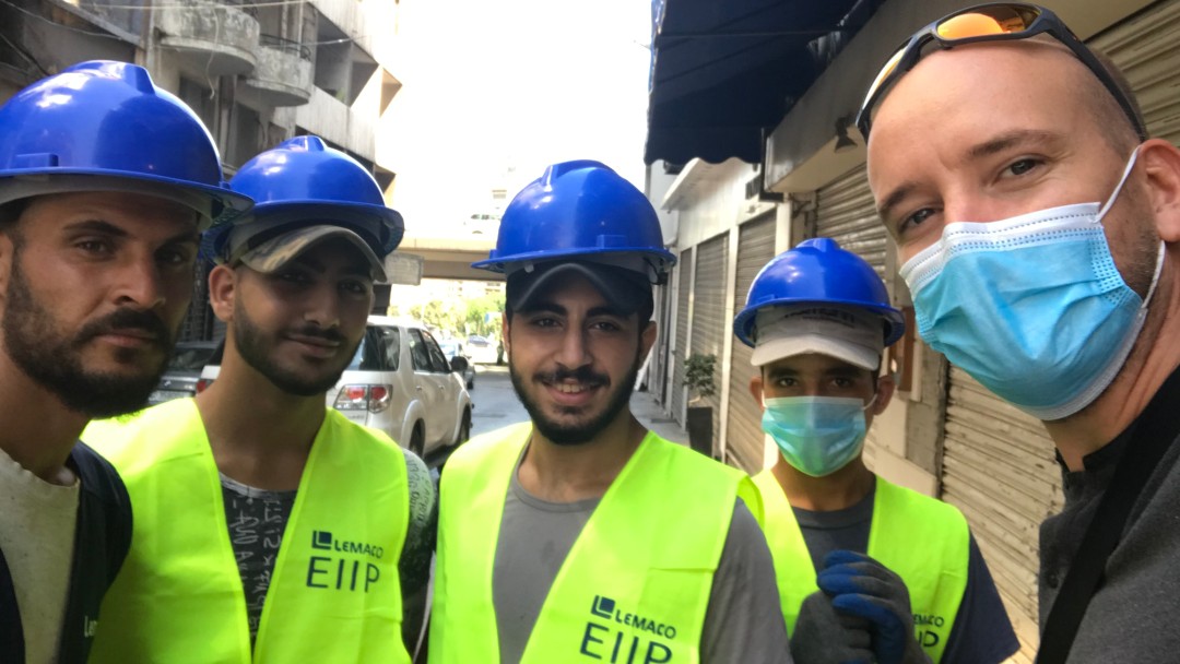 Selfie von Leonard Dlubatz (KfW Beirut) with Cash for Work workers.