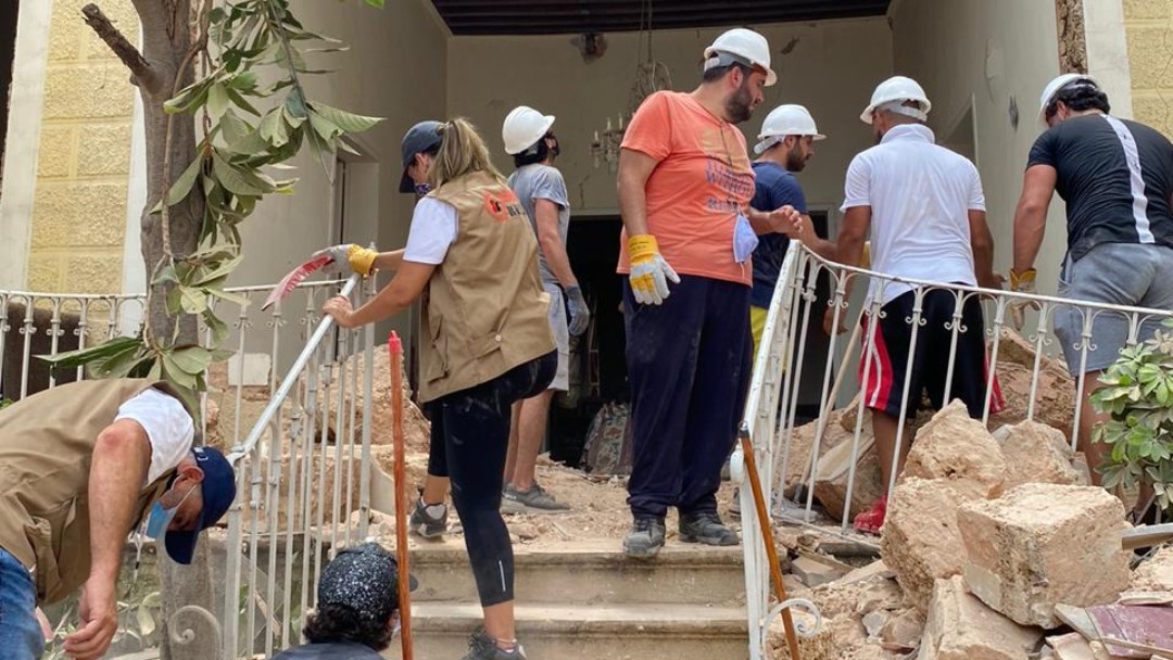 Viele Menschen helfen beim Aufräumen der Trümmer durch die Explosion in Beirut.