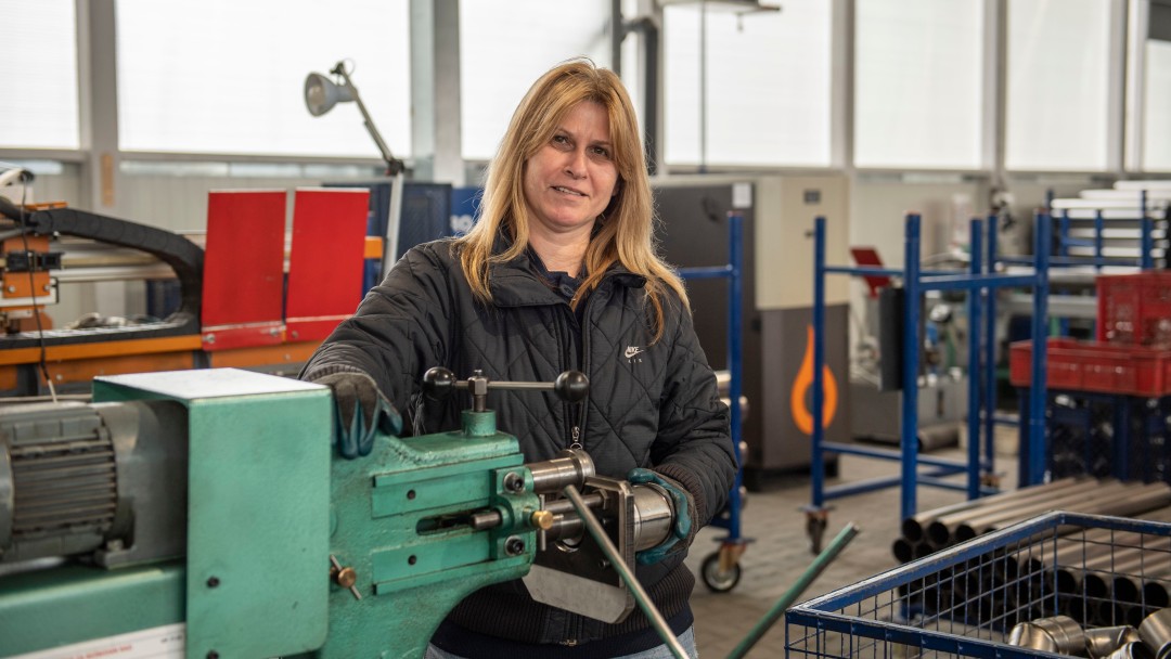 Frau bei der Arbeit an einer Marschine
