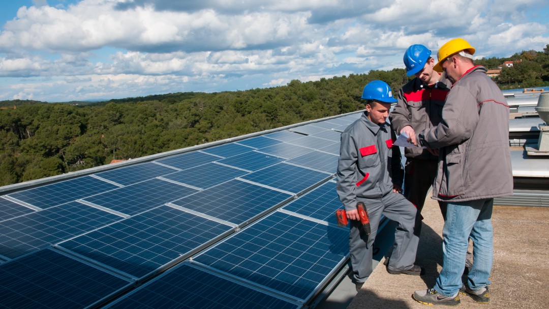 Männer vor einer Solaranlage