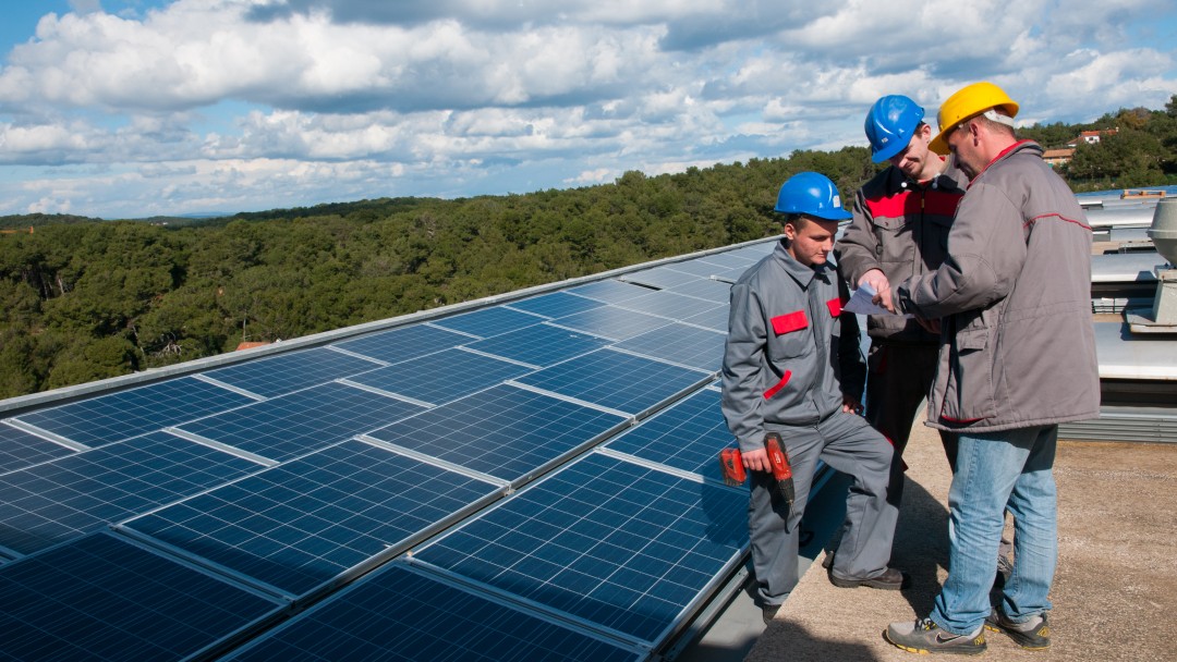 Männer vor einer Solaranlage 