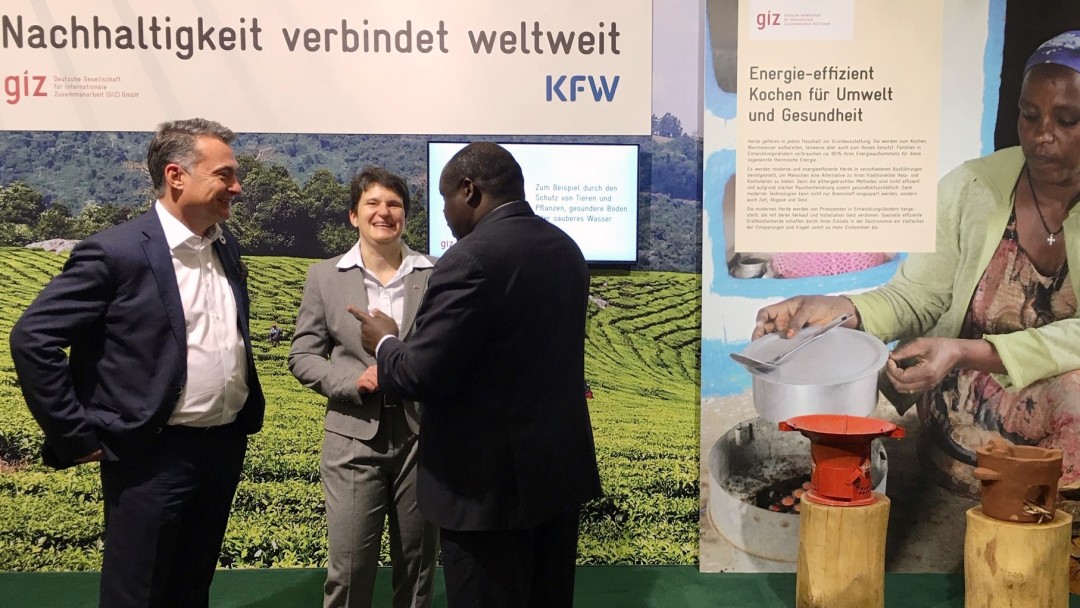 Dr. Nagel im Gespräch am Stand der KfW und GIZ 