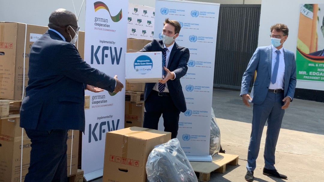 Handover of protective equipment by Christoph Ritz from the German Embassy and Stefan Lutz, KfW office manager in Zambia, to the Zambian Ministry of Health