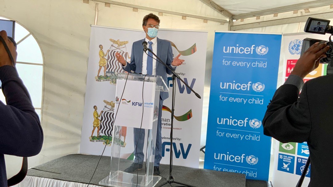 Stefan Lutz, head of the KfW office in Zambia, gives a speech with a face mask.