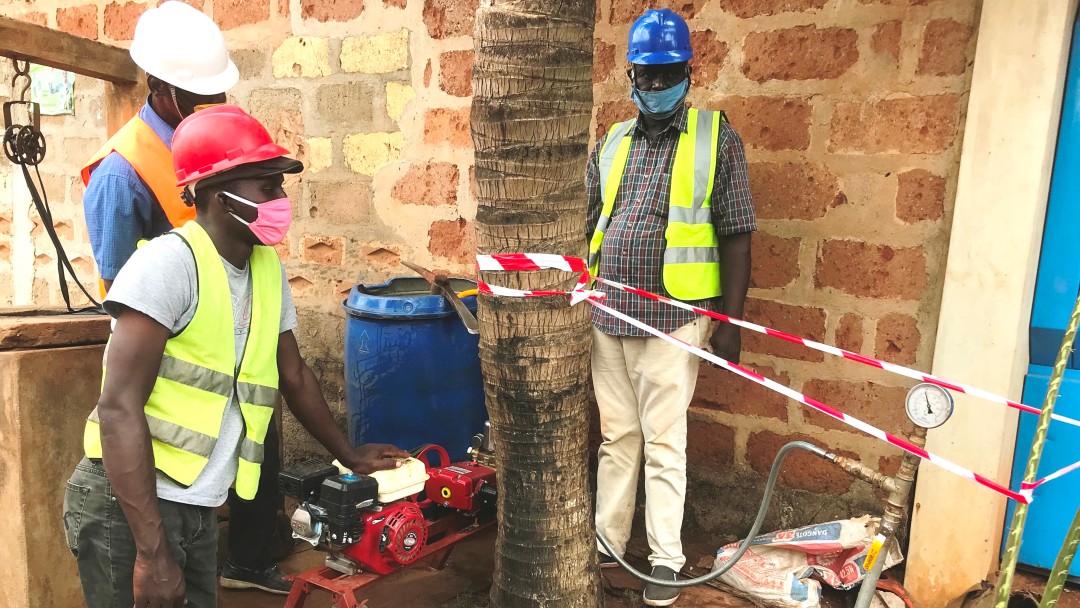 Bauarbeiter bei einer Druckprüfung in Benin