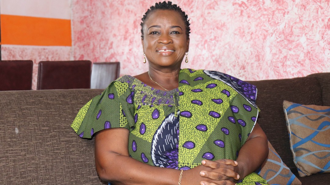 Solange Lago, Vorsitzende einer Frauenvereinigung in Abidjan, engagiert sich in der Corona-Aufklärungsarbeit.