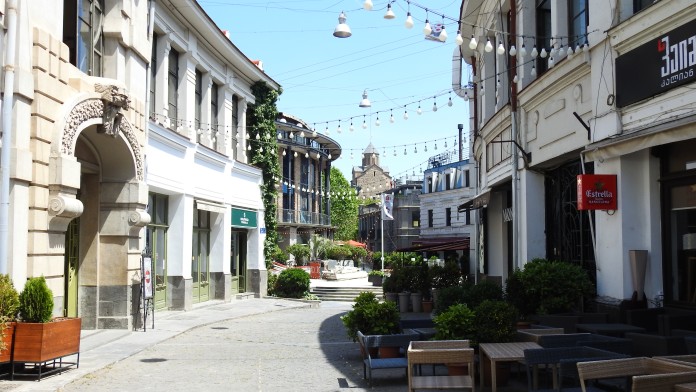 Verwaiste Straßenzüge in der touristischen Altstadt der georgischen Hauptstadt Tiflis 