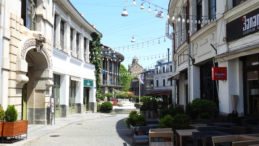 Menschenleere Gasse in Georgien