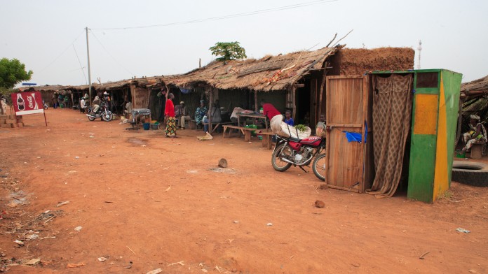 Hütten an einer Dorfstraße in einem afrikanischen Dorf 