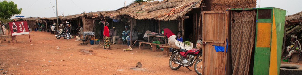 Hütten an einer Dorfstraße in einem afrikanischen Dorf 