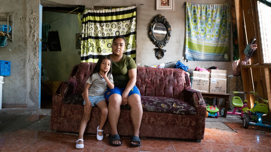 Astrid Lara (24) und ihre Tochter Linsay Lara (5) wohnen in einem Haus das stark vom Erdrutsch beschädigt ist. Ihre Couch steht schief, es gibt Risse in der Wand ihres Schlafzimmers und der Boden des Wohnzimmers hat sich bereits um mehr als 20 cm bewegt. Mehrere Viertel an den hängen Tegucigalpas sind so stark von Überschwemmungen betroffen, dass sie Bewohner in der Regenzeit nicht ihre Häuser verlassen können. Jedes Jahr sterben Menschen wenn die Hänge dem Wasser nicht mehr standhalten und abrutschen. In der Hauptstadt Honduas sollen daher Projekte entstehen um die Hänge abzusichern.