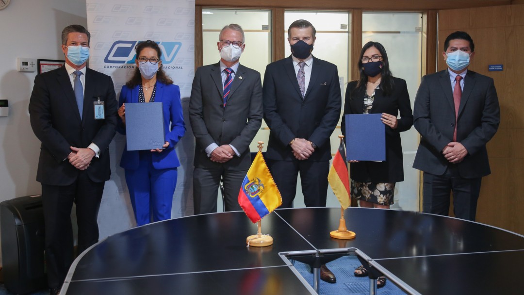 KfW-Mitarbeiter und Partner nach Vertragsunterzeichnung in Ecuador
