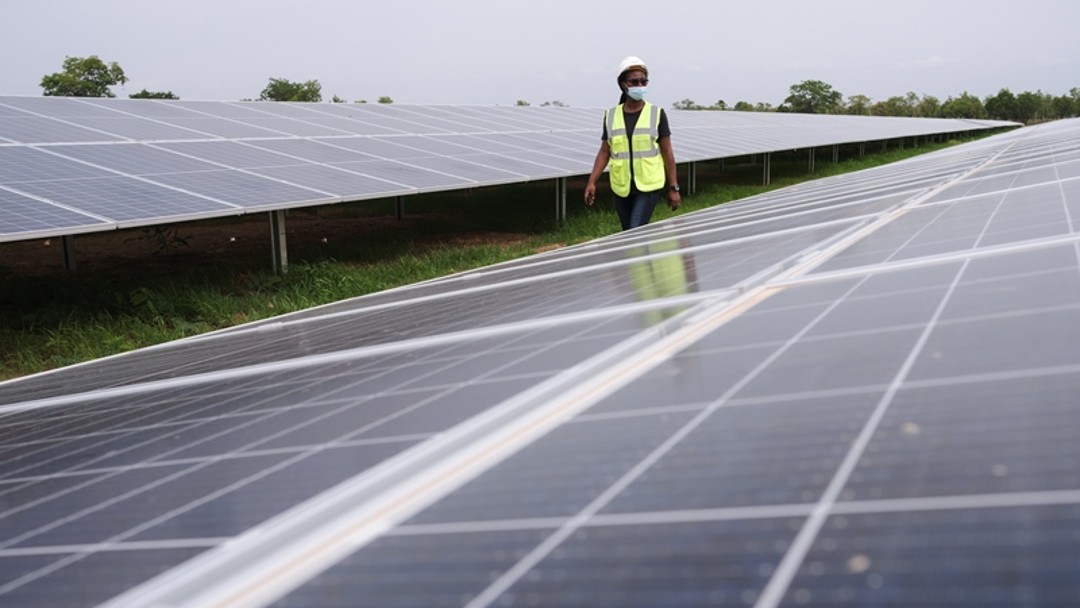 Solartechnikerin besichtigt die Solaranalage 