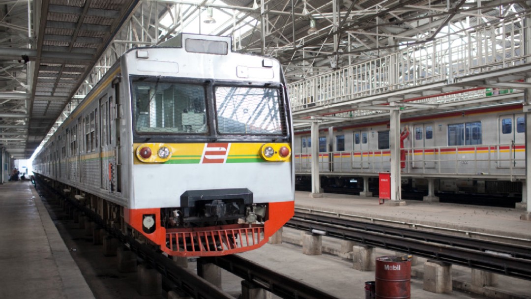 Zug in einem Bahndepot in Indonesien 