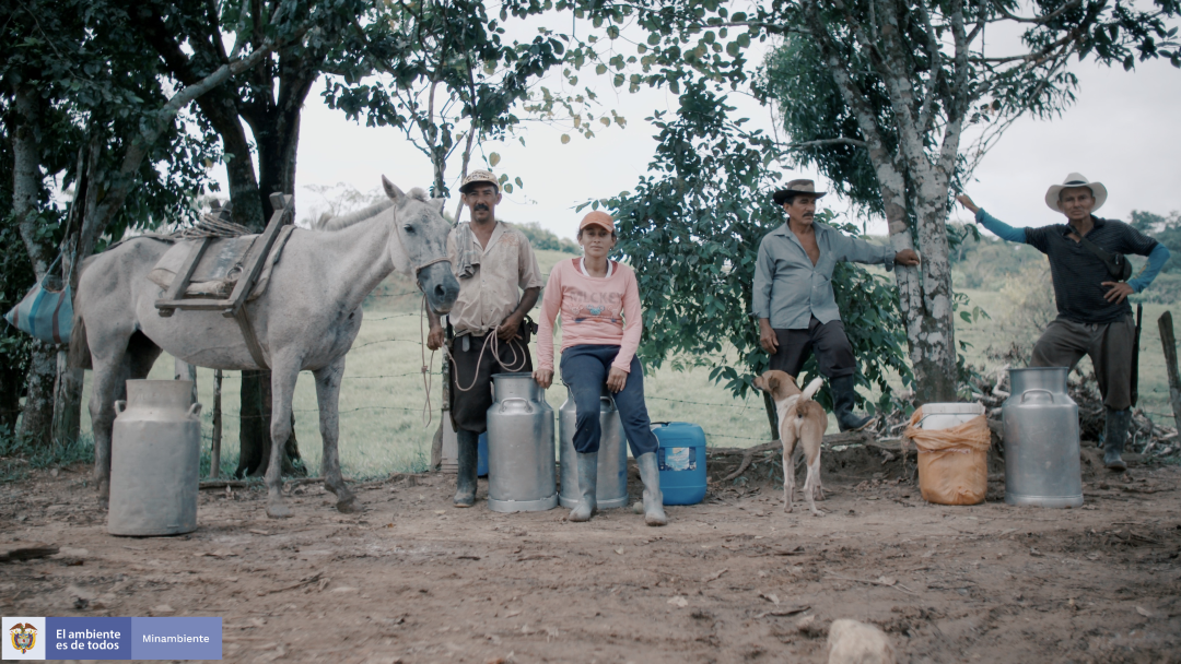 Landwirt Don Albino mit seinem Pferd und seinem Team auf seiner Farm 