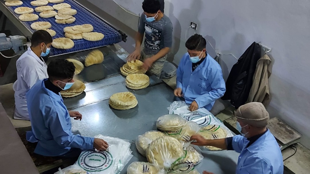 Herstellung von traditionellen Fladenbrot in einer Bäckerei 