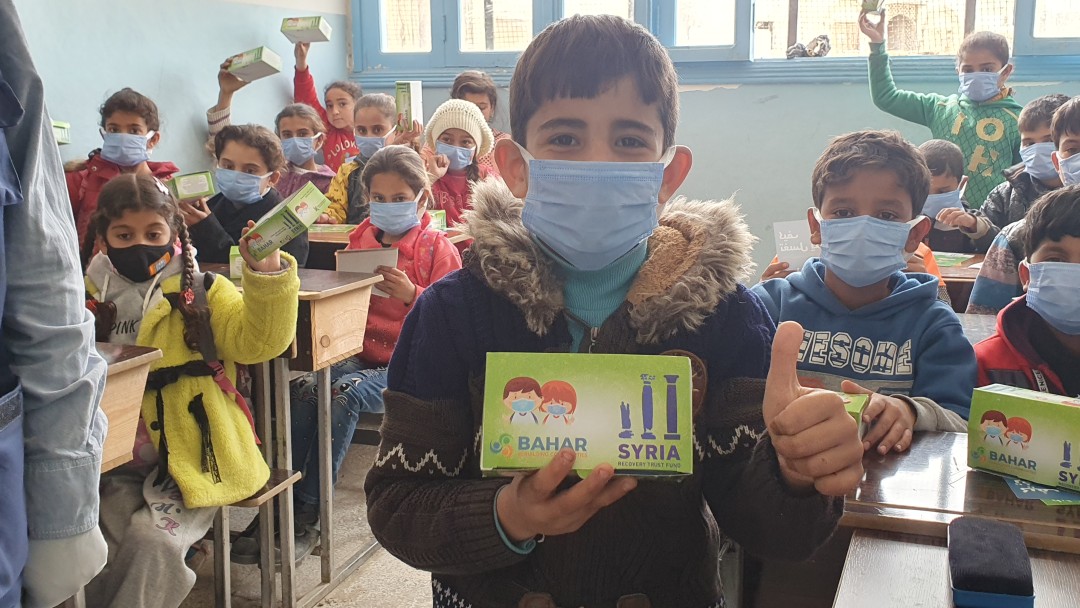 Kinder halten ihre neuen Masken in der Hand 