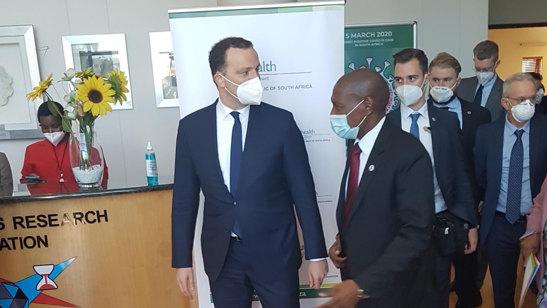 Together with his South African colleague Zweli Mkhize, Jens Spahn visits the National Institute for Communicable Diseases (NICD) in Johannesburg.