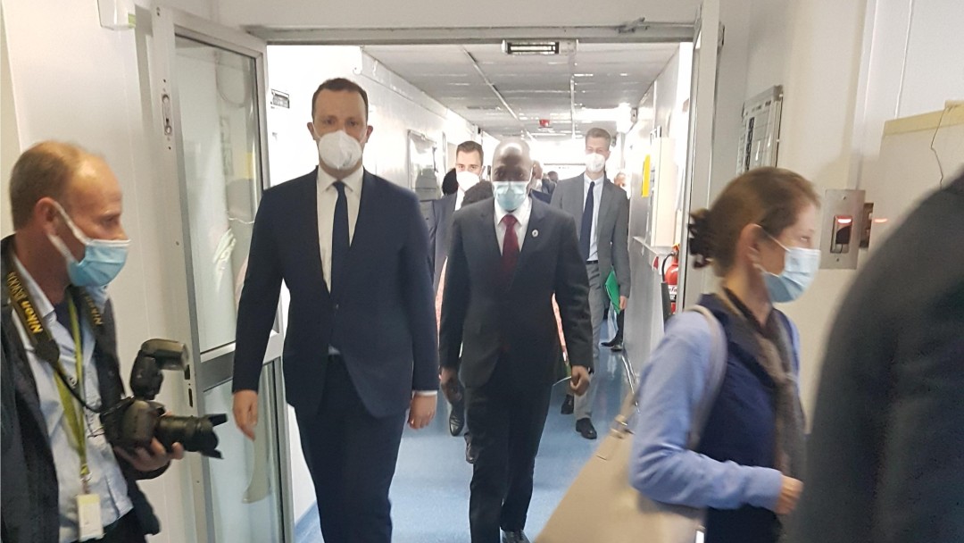 Jens Spahn läuft mit Journalisten durch ein Krankenhaus 