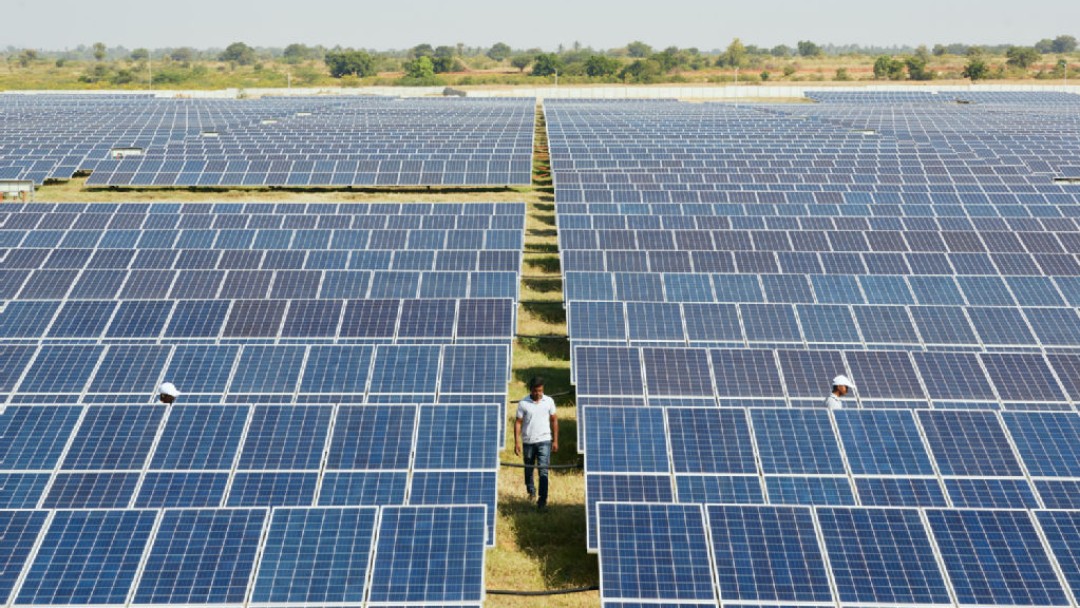 Solarpark Bevinahalli in Indien mit lokalen Mitarbeitenden