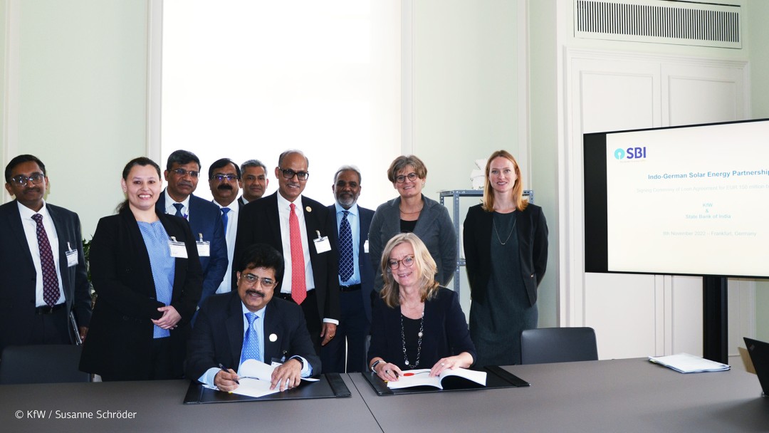 Gruppenbild von Christiane Laibach und Personen von der State Bank of India