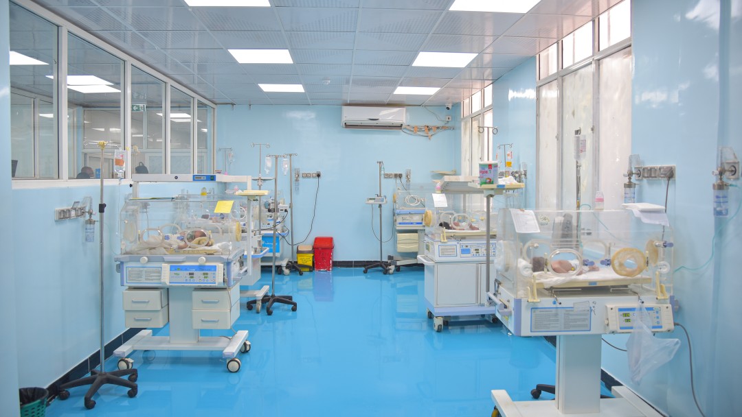 Several premature babies in premature baby ward