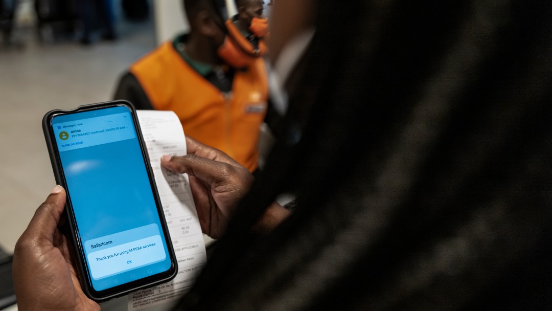 Eine Person hält ein Handy in der Hand