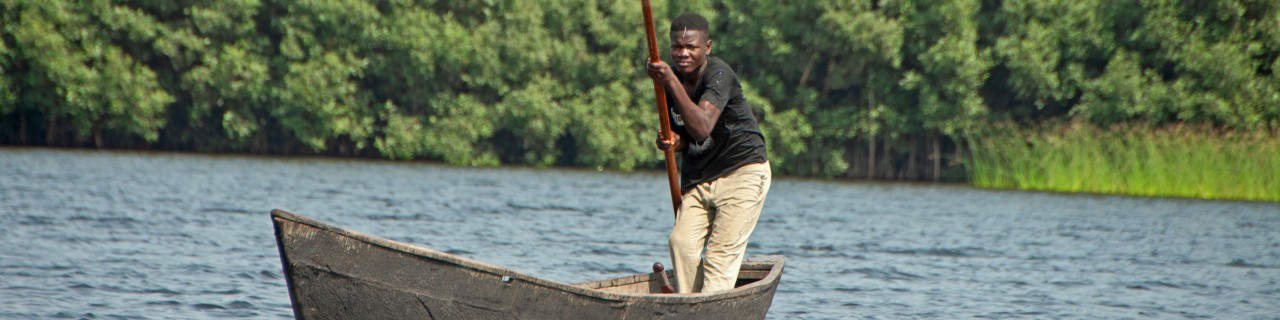 Mann stehend in Fischerboot
