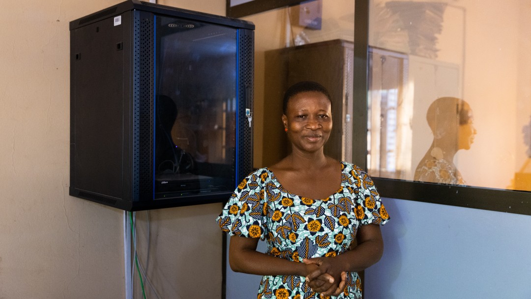 Eine Frau steht vor einem Stromkasten