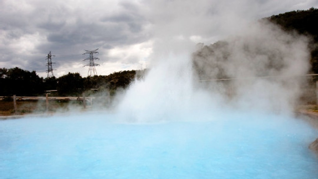 Thermalbecken eines Geothermalwärmekraftwerks 