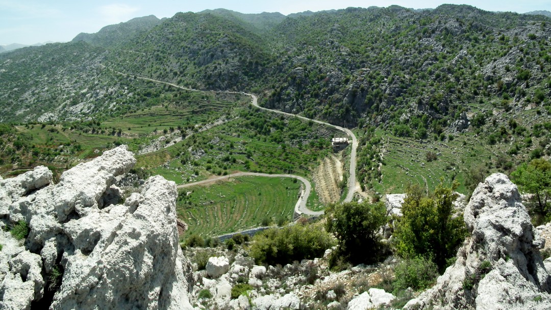 Berge in Libanon mit Wegen