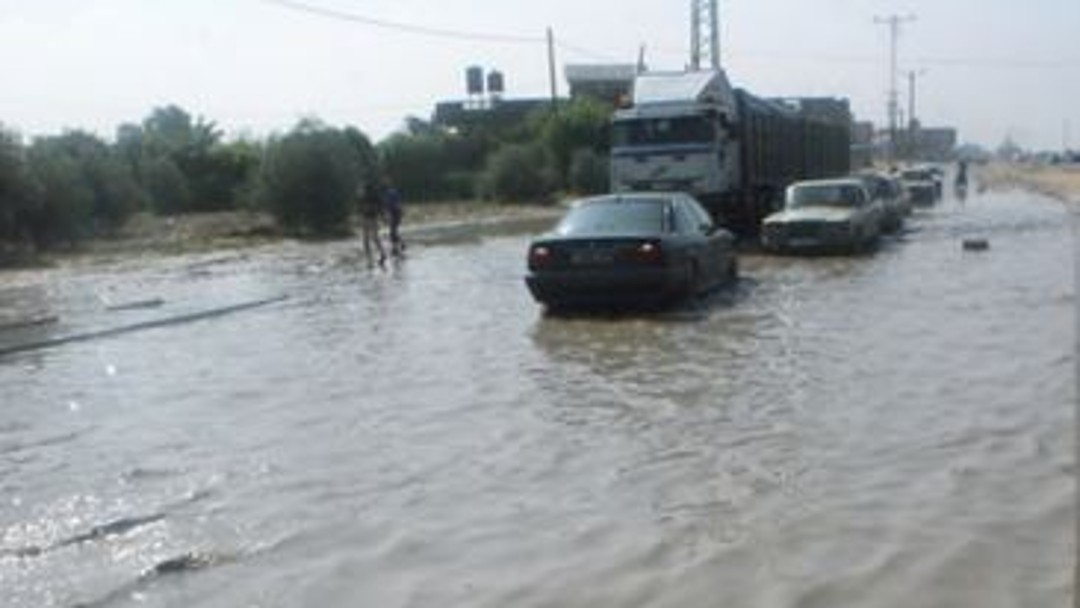 Mehrere Autos auf einer überschwemmten Straße