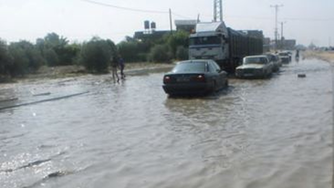 A road is flooded, the cars stand still