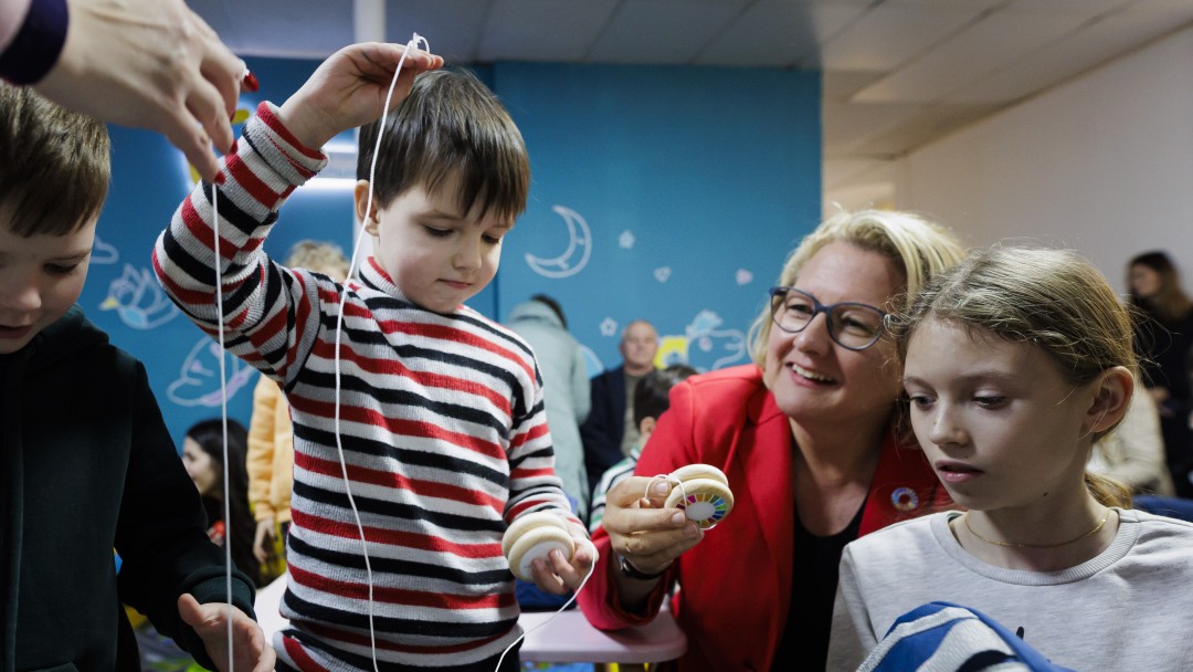 Bundesministerin Schulze spielt mit Kindern