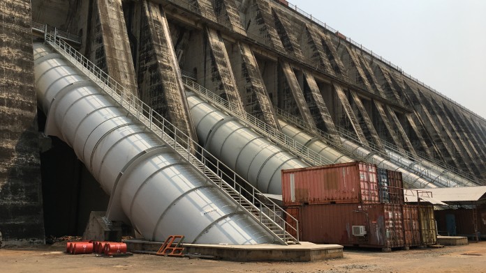 Dam wall with drainage pipes 