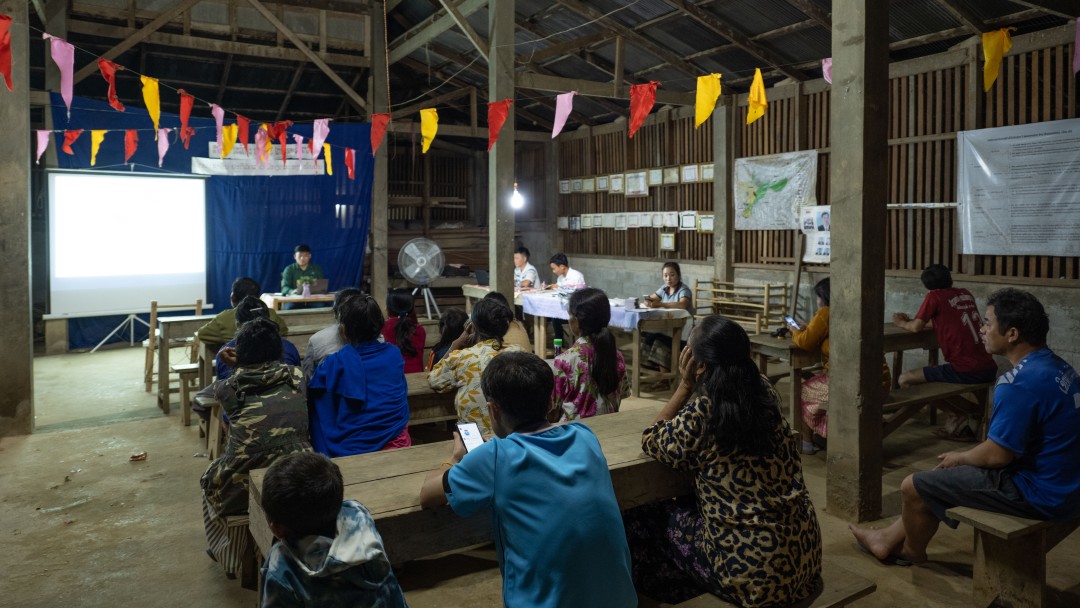 Treffen einer laotischen Dorfgemeinschaft mit der lokalen Forstbehörde