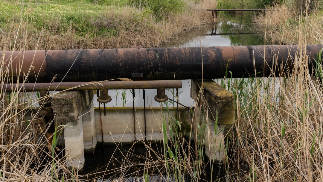 Marode Wasserleitung über einem Bach