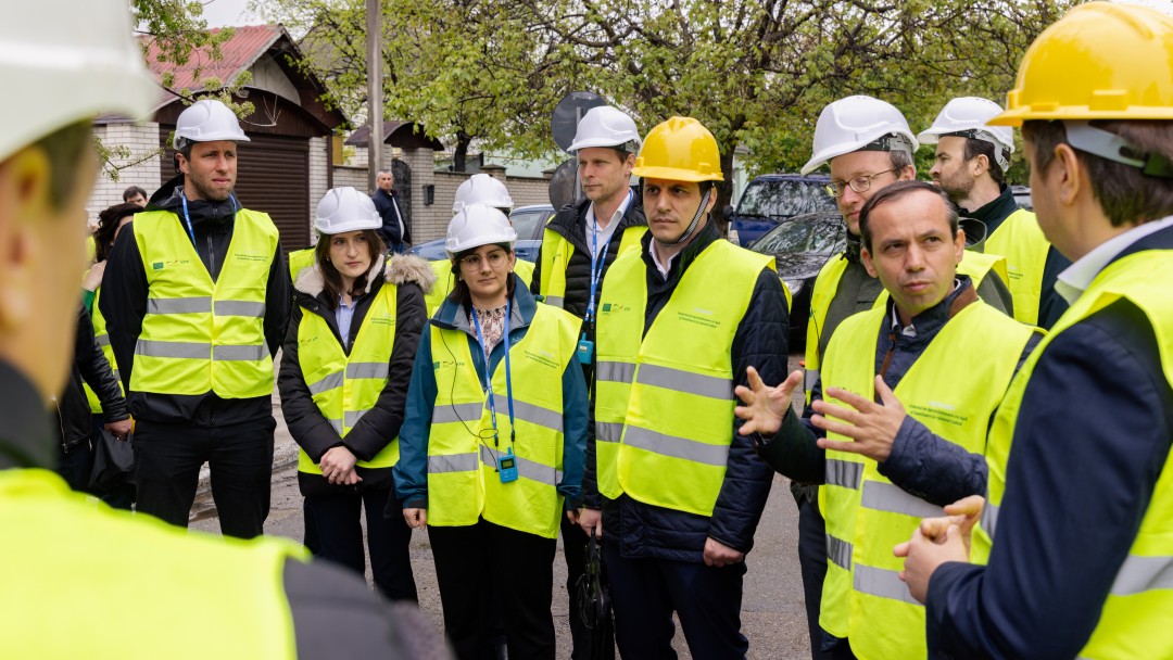 Eine Gruppe gekleidet in Neonwesten im Gespräch